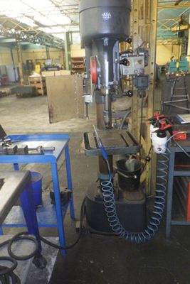 une photo d'une machine dans une usine, sur laquelle on voit qu'il y a beaucoup de travail en cours