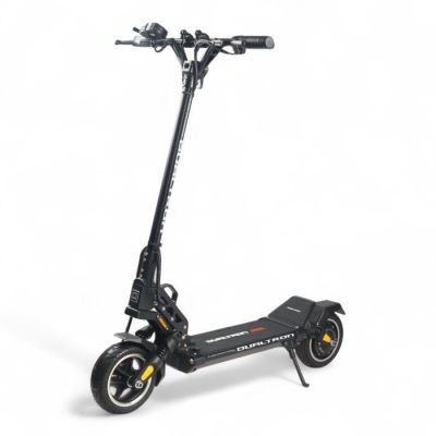 gros plan d'un scooter sur fond blanc