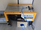 une machine posée sur le sol à côté d'une boîte