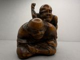 une statue représentant un homme tenant un bébé sur ses genoux