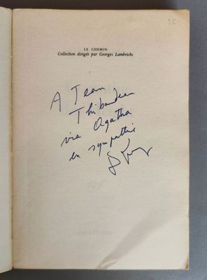 un livre ouvert avec une écriture dessus, posé sur une table