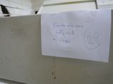 un bout de papier sur lequel on a écrit quelque chose, accroché sur un réfrigérateur