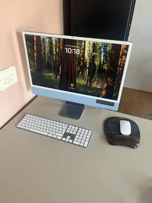 un écran d'ordinateur posé sur un bureau, avec une souris et un clavier