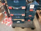 une pile de bagages posée sur un chariot dans un entrepôt