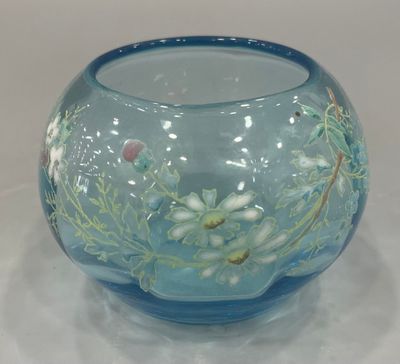 Petit vase boule en verre bleu à décor émaillé de fleurs et …