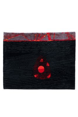 une pochette noire et rouge ornée d'une fleur rouge
