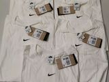six paires de t-shirts Nike blancs avec leurs étiquettes encore attachées