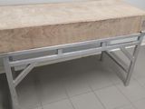 un banc en bois avec des pieds en métal dans une pièce