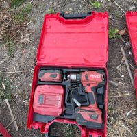 Une visseuse-perceuse HILTI SF6A-22, deux batteries et un ch…