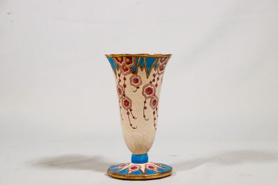 un vase posé sur une surface blanche