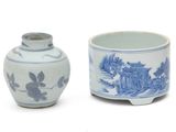 deux vases bleus et blancs posés l'un à côté de l'autre sur une surface blanche