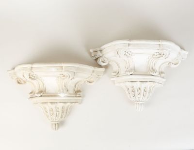 deux appliques blanches fixées au mur au-dessus d'un lit
