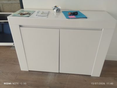 une armoire blanche sur laquelle est posé un livre