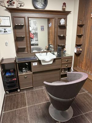 Lot comprenant : - Poste de coiffage pour barbier en bois st… - Photo 1