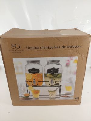une boîte contenant deux bocaux de nourriture