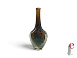 un vase en verre posé sur une surface blanche