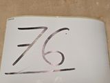 une photo d'une plaque indiquant le numéro d'une maison, posée sur une table