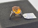 une bague sertie d'une citrine et accompagnée d'une étiquette de prix