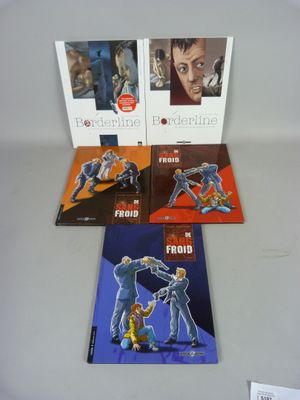 quatre livres posés sur une table, avec la photo d'un homme et d'une femme