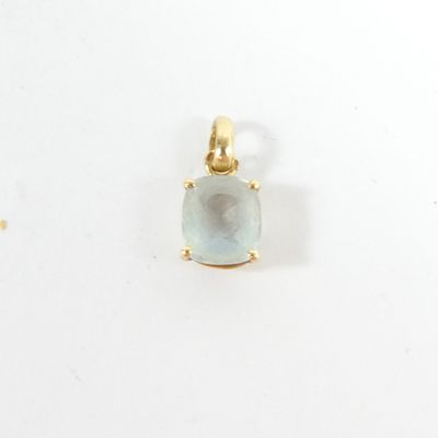 un gros plan d'un pendentif plaqué or orné d'une pierre bleue