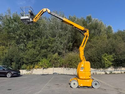 une grue jaune qui se trouve sur un parking
