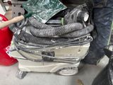 un tas d'objets divers posé sur un tas de sacs