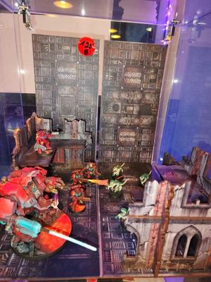 une maquette de château dans une vitrine