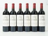 six bouteilles de vin rouge sont alignées