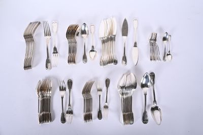 de nombreuses fourchettes et cuillères disposées sur une surface blanche
