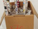 de nombreux rouleaux de papier d'emballage dans une boîte en carton