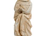 une vieille statue représentant un homme tenant un oiseau, sur fond blanc
