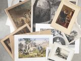 une pile de vieilles gravures représentant des personnes et des animaux, posée sur une table