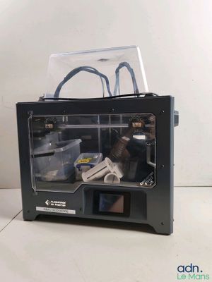 une imprimante 3D posée sur une table