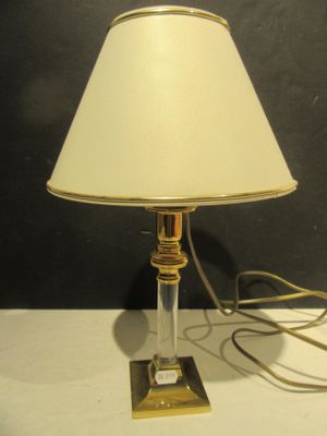 une lampe posée sur une table et munie d'un abat-jour