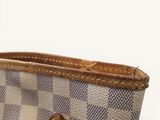 an image of a louis vuitton handbag with a zipper