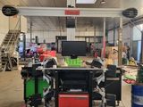 une photo d'un garage où il y a beaucoup de travaux en cours
