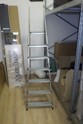 une échelle adossée au mur d'une pièce