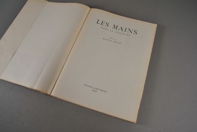 un livre ouvert posé sur une table, sur une table