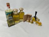 un flacon de parfum à côté d'un autre flacon de parfum et d'un coffret de parfum