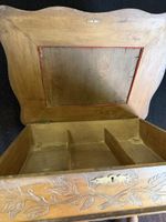 Petite table en bois naturel mouluré et gravé, à décor de br… (photo 6)