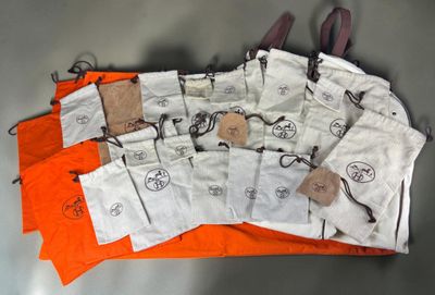 plusieurs paires de ciseaux posées sur une table, à côté d'un sac
