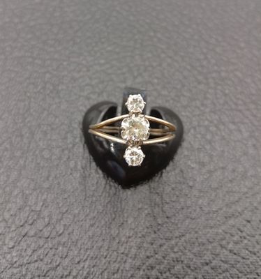 gros plan d'une bague en diamant sur une surface noire