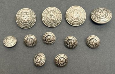 une pile de boutons métalliques argentés posés sur une table