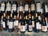 de nombreuses bouteilles de vin posées sur une étagère en verre