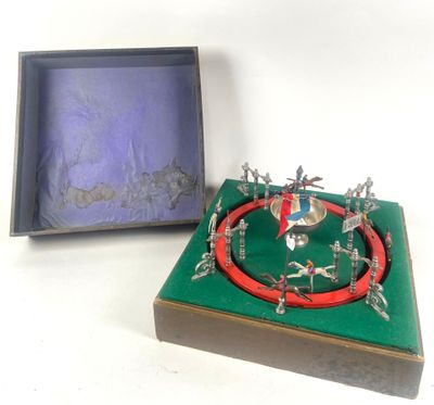 des figurines représentant des personnes jouant aux échecs, dans une boîte en bois
