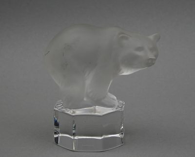 un ours en verre posé sur un bloc de verre