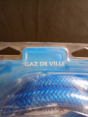 une boîte en plastique contenant un poisson bleu