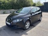 la photo d'une voiture noire garée dans un parking