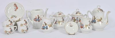 de nombreux types de théières et de soucoupes sur la table