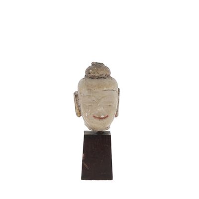 Petite tête de bouddha En albâtre Restes de laque or et de p…